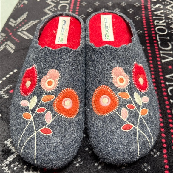 Haflinger Blue and Red Embroidered Slippers Sz 41 good condition only worn few X - Picture 2 of 5